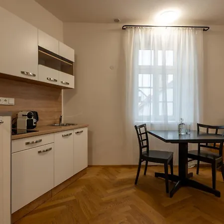 Apartmanhotel Latran 98 By Lh