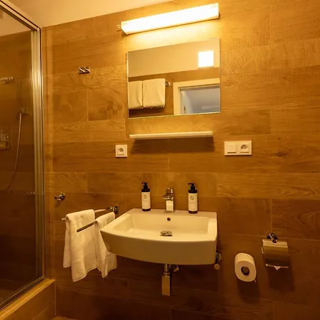 Apartmanhotel Latran 98 By Lh