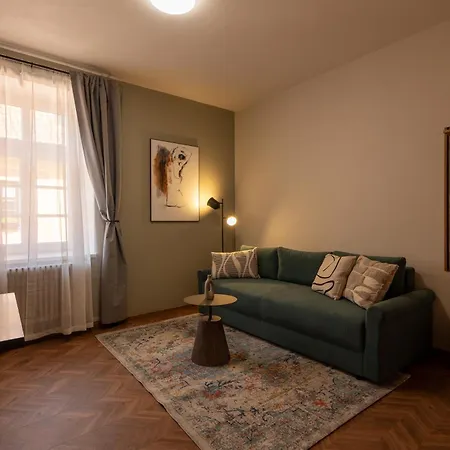 Apartmanhotel Latran 98 By Lh